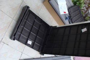 Skrzynia ogrodowa Keter Brushwood Storage Box 455L mocowanie boku