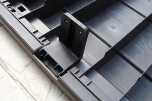 Skrzynia ogrodowa Keter Brushwood Storage Box 455L montaż elementu mocującego wieko