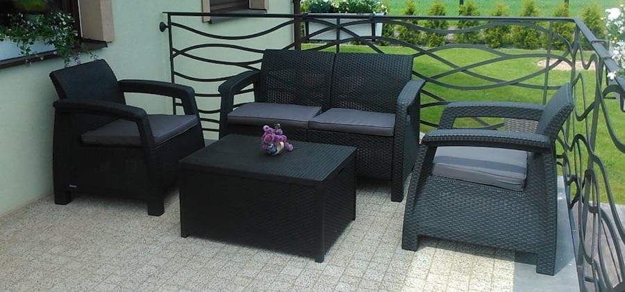 Z gotowych kompletów został nam do zaprezentowania jeszcze jeden - Corfu Box. To wersja zestawu Corfu Set, w której zamiast stolika kawowego mamy stolik-skrzynię.
