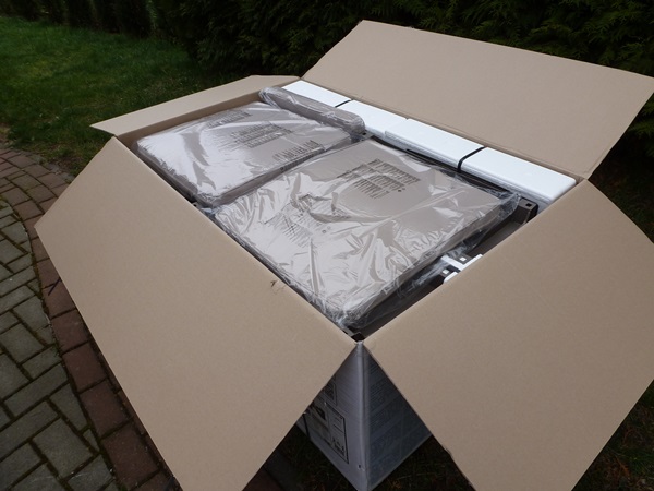 Wnętrze paczki z meblami ogrodowymi Corfu Box
