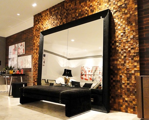 Panele drewniane ścienne Natural Wood Panels wykorzystane za dużym lustrem
