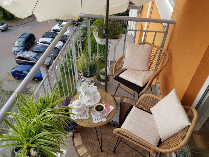 Mały balkon z meblami technorattanowymi