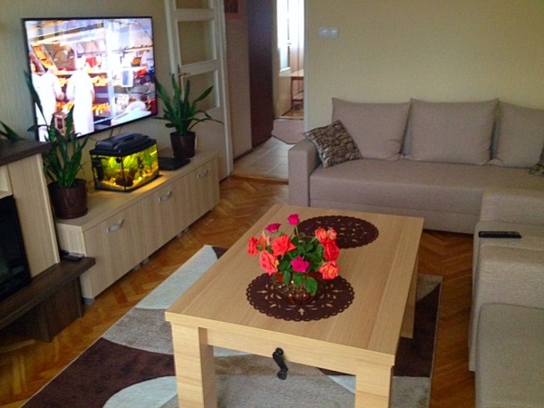 mały salon w bloku ze stołem
