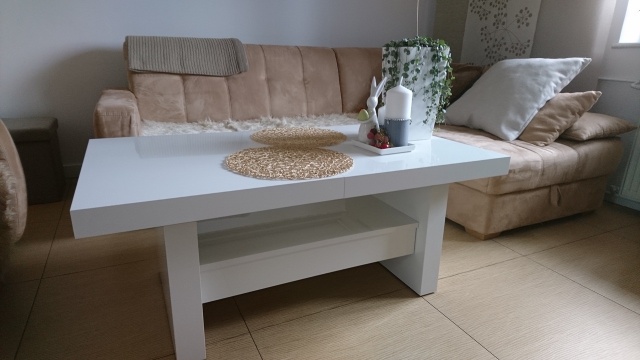 mały salon ze stołem aranżacje