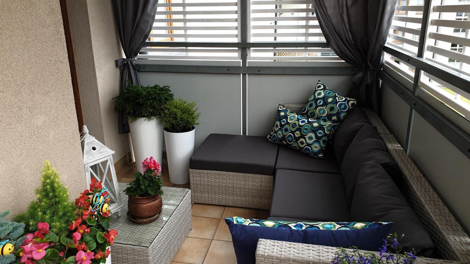 Zabudowany balkon w bloku