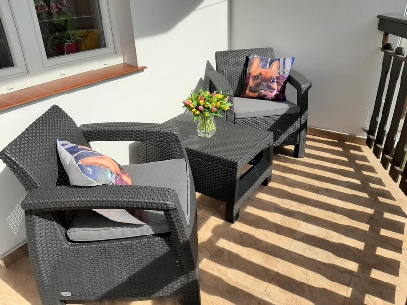 Jakie meble na balkon w bloku? Z jakiego materiału?