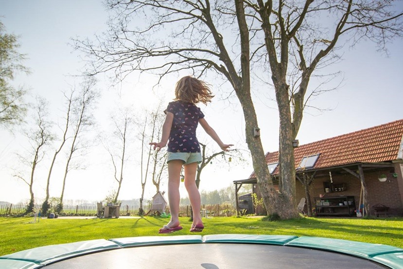 Trampolina do wkopania w ziemię — jak ją zrobić?