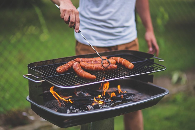 Grill gazowy czy węglowy - co wybrać?