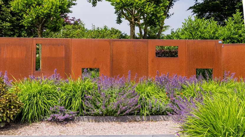 Stal corten w ogrodzie - zastosowanie, wady i zalety