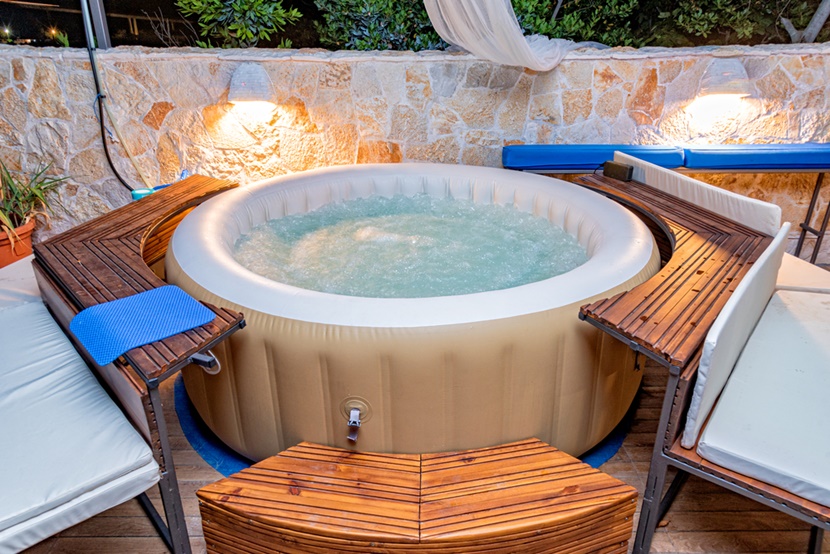 Jacuzzi w ogrodzie