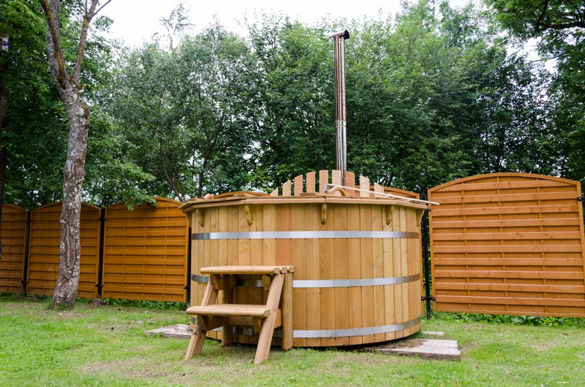 Jacuzzi ogrodowe na podeście z drewna 