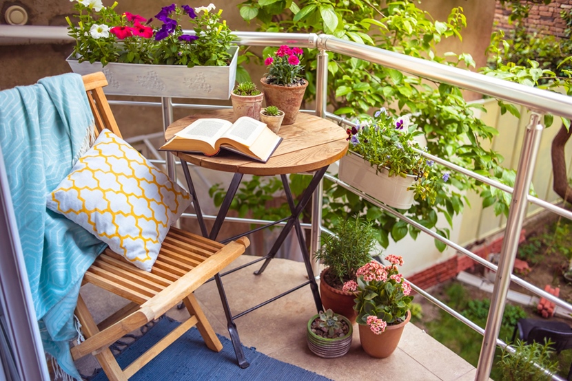 Mały balkon jako kącik do czytania 