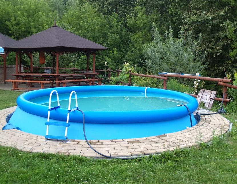 Basen rozporowy obudowany - sposób na pochyły teren