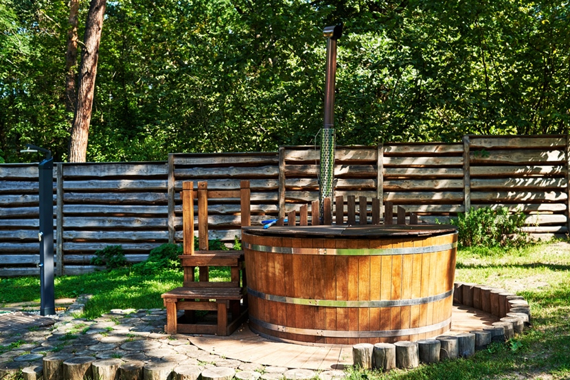 Jacuzzi ogrodowe z piecem na drewno – ekologiczny luksus w Twoim ogrodzie