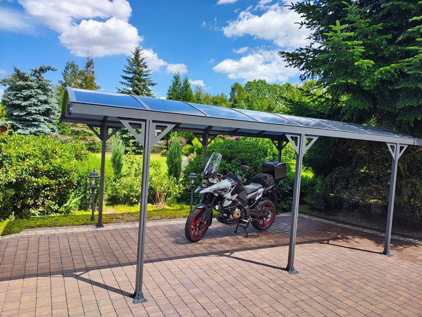 Wiata garażowa z motocyklem