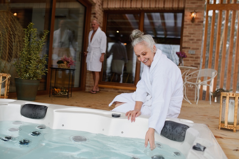 Para przy jacuzzi