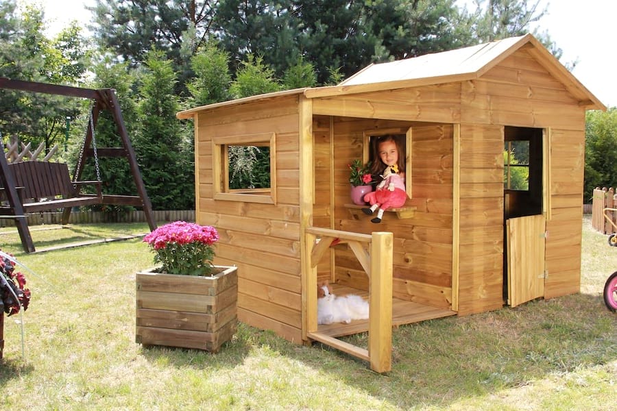 Drewniany domek dla dzieci ze zjeżdżalnią