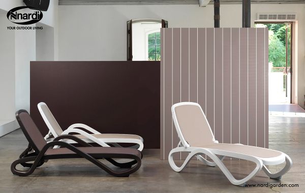 Nardi Alfa lekki leżak plażowy w nowoczesnej aranżacji