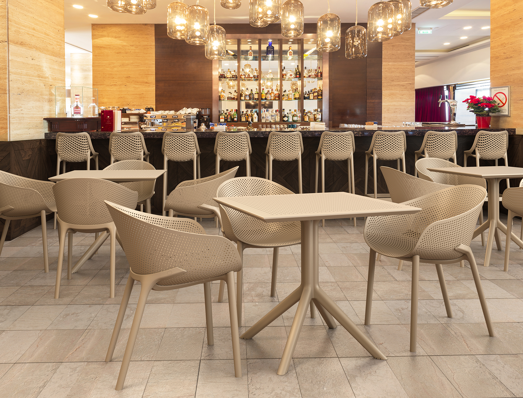 Kwadratowy stół z tworzywa Sky Table 80 Taupe - aranżacja