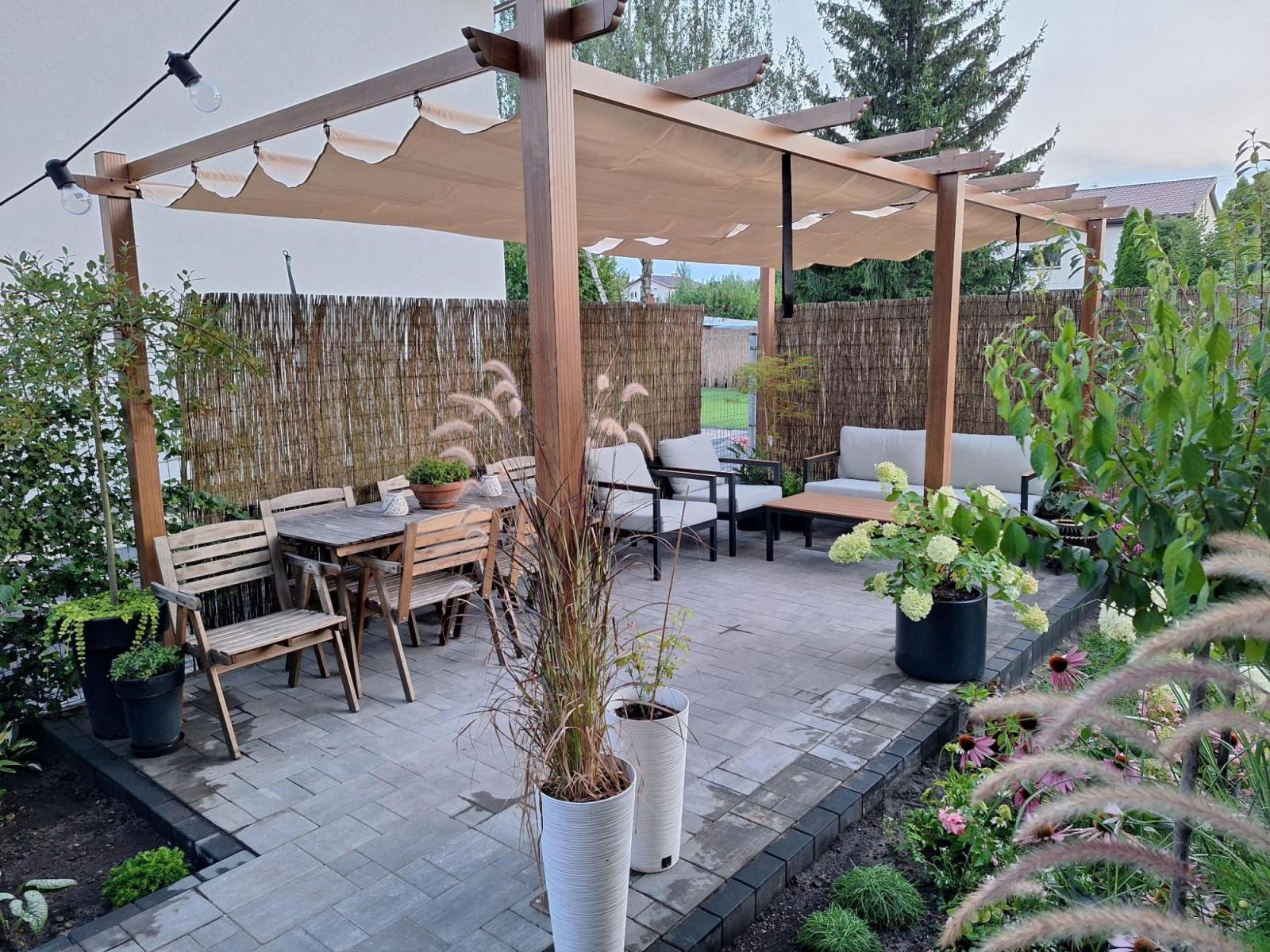 Aluminiowa pergola z przesuwnym materiałowym dachem Kirn 2.0 3x5,5 - Cream Wood