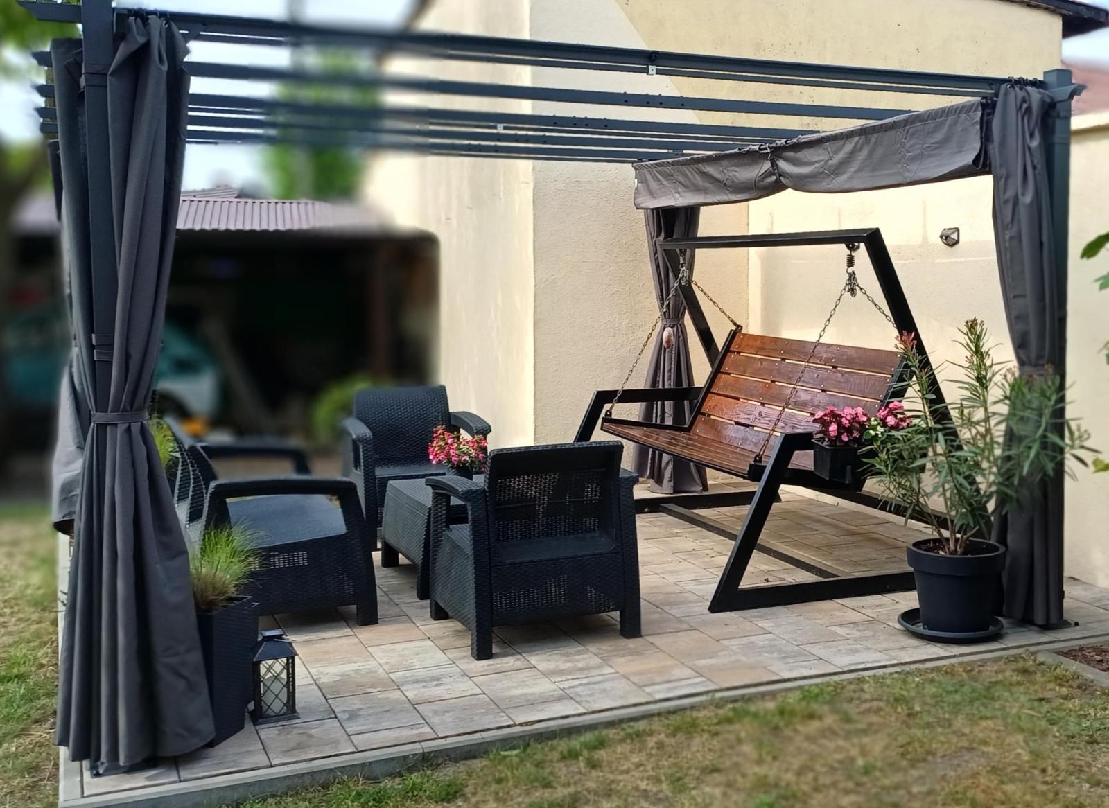 Grafitowa pergola z materiałowym dachem i zasłonami Hiro 4x4 - Szary