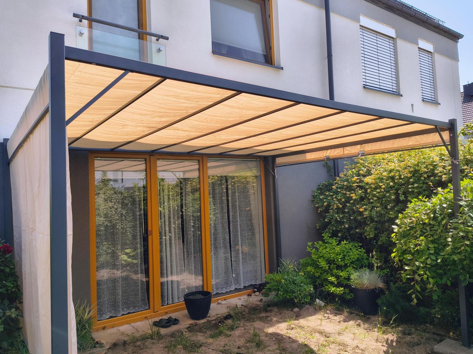 Kremowa pergola tarasowa Horn 3x4 z roletą