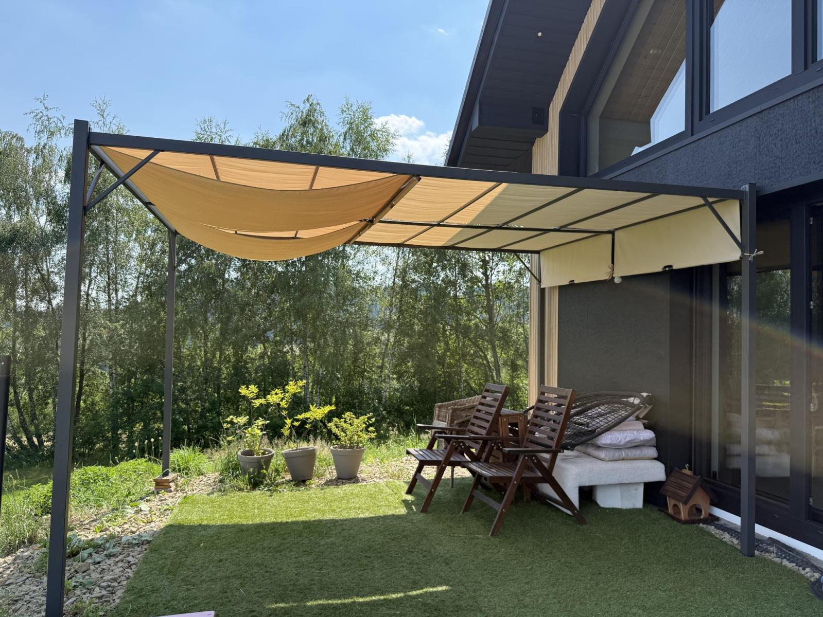 Kremowa pergola tarasowa z roletami Simi 3x4m