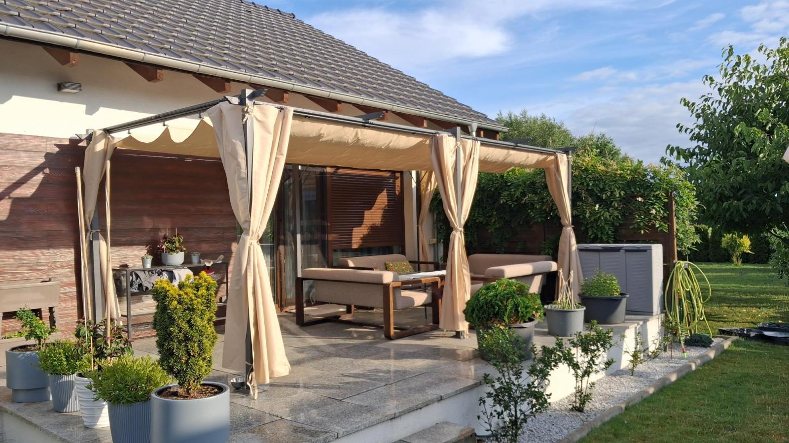 Metalowa pergola na taras z zasłonami bocznymi Niro 3x5,5 - Cream